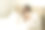 女漂亮学生躺在床上看书，用手机做笔记图片下载