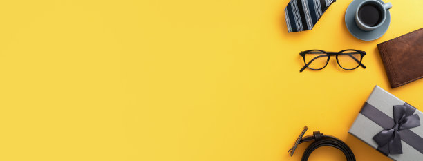 父亲节礼物的想法设计概念与礼品盒上的黄色背景。图片下载