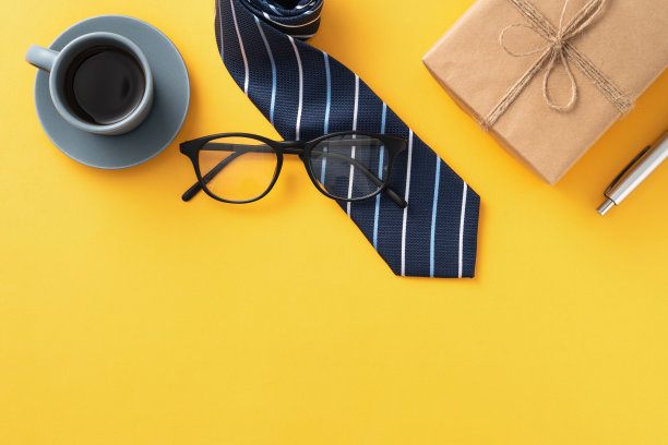 父亲节礼物的想法设计概念与礼品盒上的黄色背景。图片下载