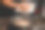 男厨师把切好的香槟从砧板上倒进煎锅里图片下载
