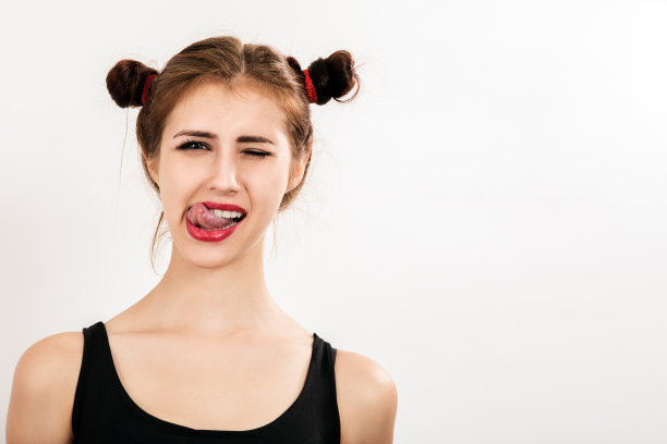 女孩舔嘴唇图片下载