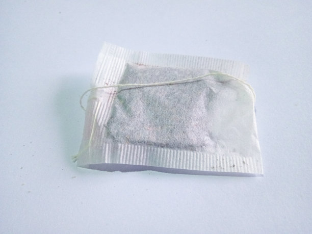 茶包是一种密封的、多孔的小容器，里面装满了浸泡在水中的干茶成分图片下载
