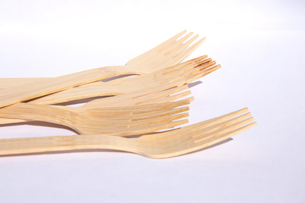 木质竹制餐具，白色底色图片下载