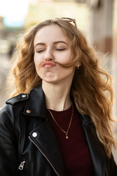 有趣的金发女孩图片下载