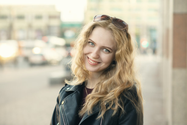 快乐的年轻女子图片下载