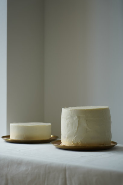 两个简约干净的白色糖衣蛋糕图片下载