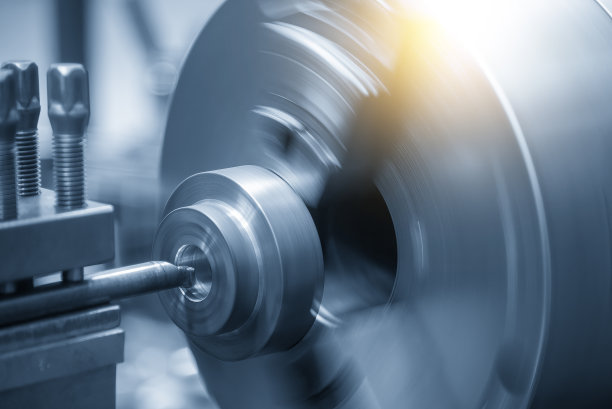 特写镜头:车床用车床工具镗孔切割金属零件。图片下载