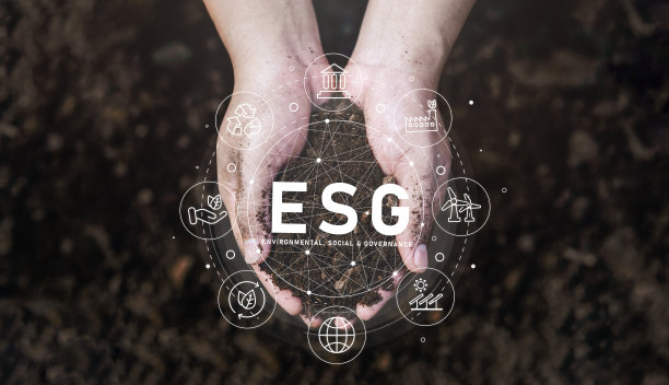 农民专家手中的ESG图标概念，在网络连接图标的棕色背景上检查土壤健康，为环境、社会和可持续的道德企业的治理。图片下载