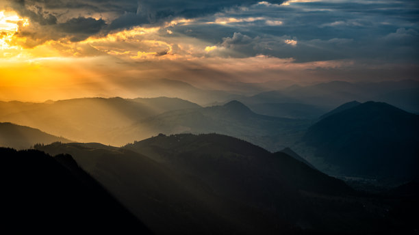 罗马尼亚东部喀尔巴阡山脉拉劳山脉的日落。图片下载