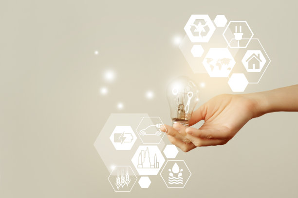 女人的手握着带有能源图标的发光灯泡。生态友好和可持续的环境理念。图片下载