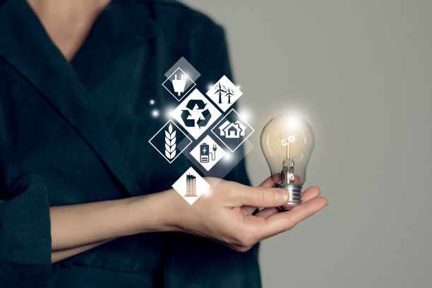 能源创新灯泡与未来产业的发电图标图形界面在女性手中。可持续发展和替代能源的概念。图片下载