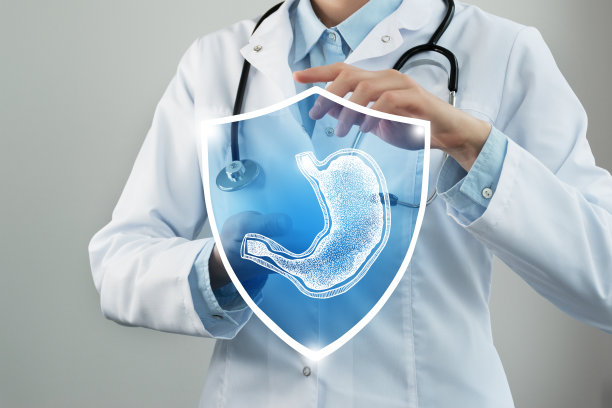 无法辨认的女医生手持盾牌和胃部器官的图形虚拟可视化在手。图片下载