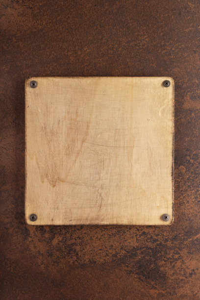 木制铭牌或标牌安装在墙面背景上。正面视图的铭牌图片下载