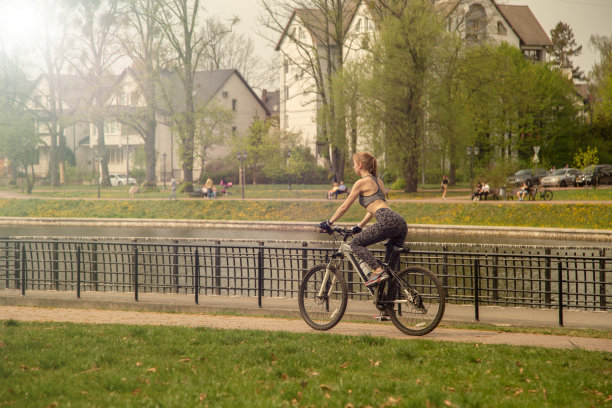 女孩在自行车上移动图片下载