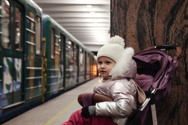 小女孩在地铁地铁站的公共交通工具图片下载