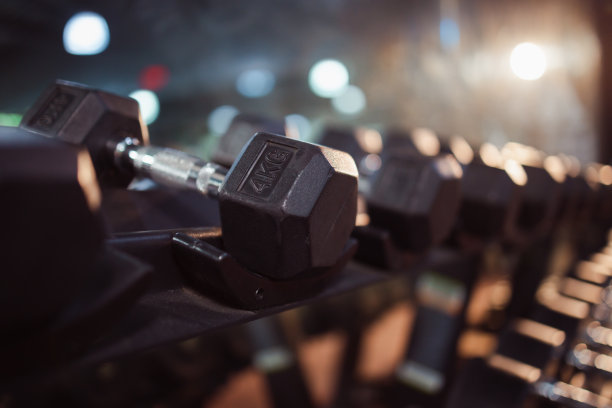 健身房里一排排的哑铃。健身房里有器材。体育保健理念。图片下载