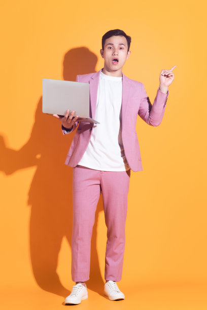 年轻的亚洲男子在背景上摆姿势的肖像图片下载