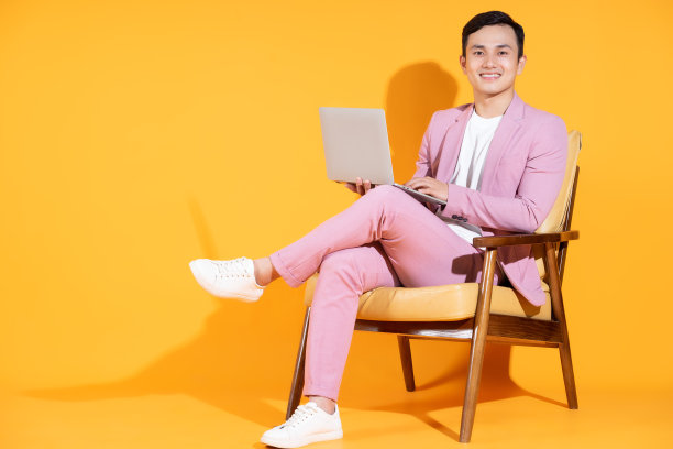 年轻的亚洲男子坐在椅子上的图像图片下载