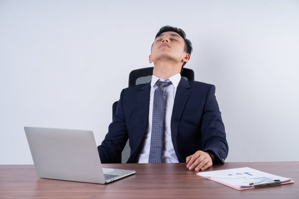 背景是年轻的亚洲商人图片下载