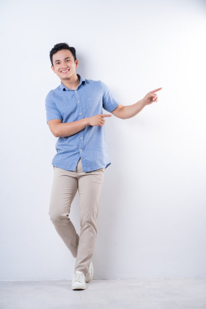 全长形象的年轻亚洲人在白色背景图片下载