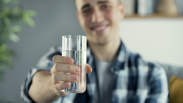 年轻人喝了一杯水图片下载