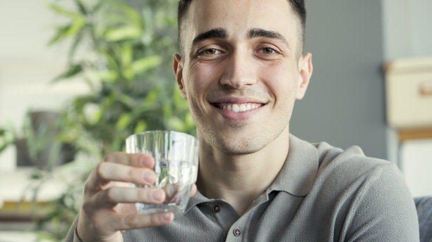 年轻人喝了一杯水图片下载