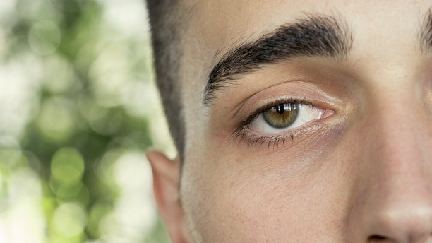 一个女人直视镜头的特写图片下载