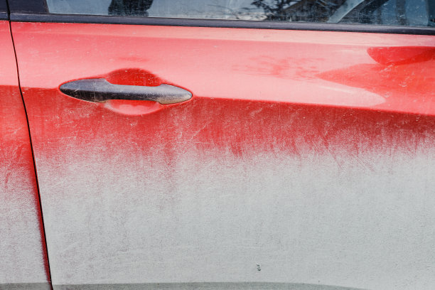 春天一扇没洗过又脏的车门。城市街道道路清洁与生态的概念图片下载