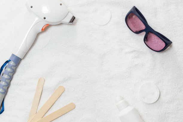 二极管激光和眼镜，凝胶和毛巾上的棉垫。用二极管激光脱毛图片下载