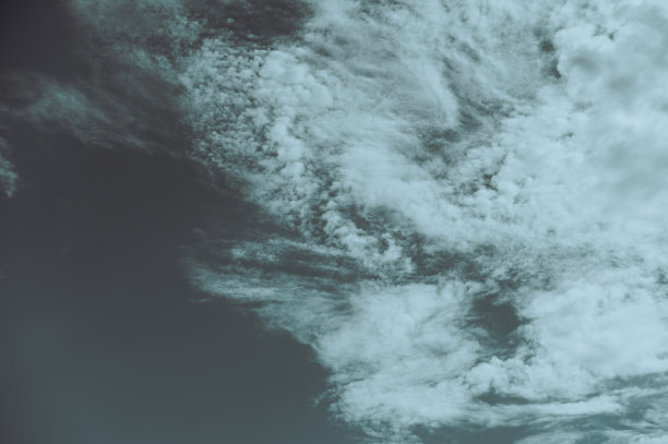 多云的天空。灰绿色背景上的云。Pre-thunderstorm天气。暴风雨前。美丽的自然背景。彩色照片。带有文本和设计元素拷贝空间的自然背景。图片下载