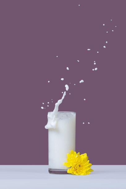 洒上鲜奶图片下载