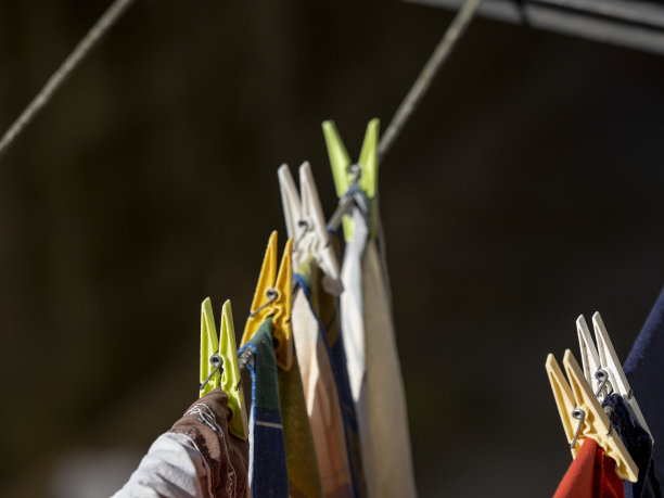 洗衣日将干净的衣服晾在户外图片下载