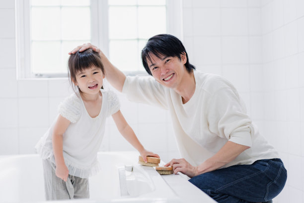 小女孩和爸爸一起洗浴室图片下载