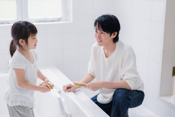 小女孩和爸爸一起洗浴室图片下载