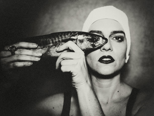 在大海的深处。图片下载