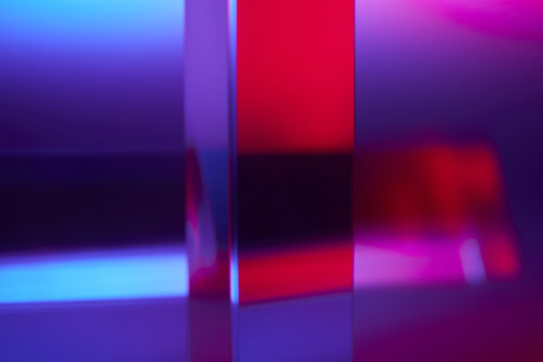 摘要三棱柱玻璃，红色和蓝色灯光背景图片下载