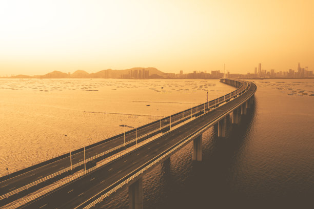 横跨深圳和香港的海上斜拉桥图片下载