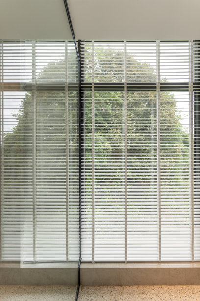 在干净明亮的浴室淋浴和百叶窗图片下载