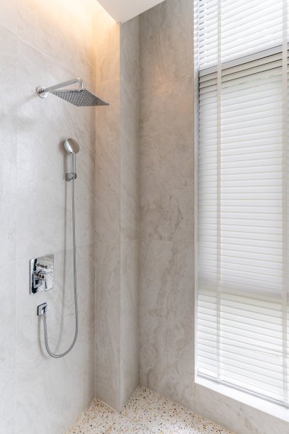 在干净明亮的浴室淋浴和百叶窗图片下载