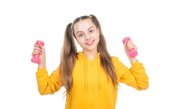 运动是生命。运动和健身。儿童杠铃训练。儿童的健康。健康的生活。图片下载