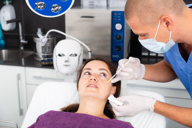 在诊所接受面部美容注射的妇女图片下载