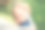 婴儿袋。母亲和婴儿在户外大自然。婴儿包装。妇女抱着小婴儿背带在绿色薄荷色。绿色育儿理念，自然孕产，产后期。图片下载
