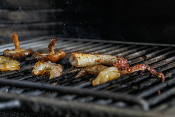 用烧烤架在热煤上烤海鲜的过程。海鲜食谱图片下载