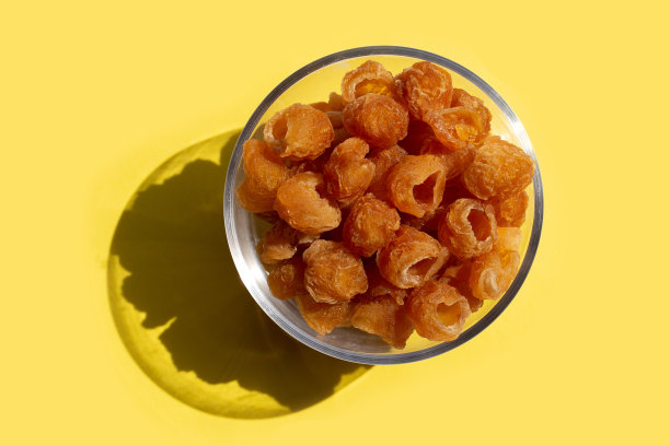 黄色底色的干龙眼。图片下载