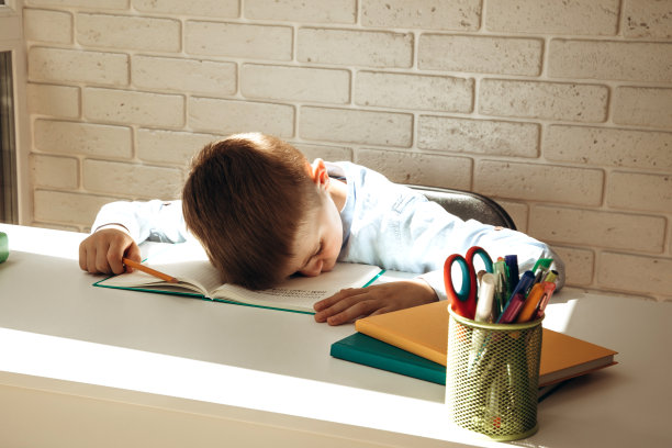 这名男生在完成在线学习任务时在桌子上睡着了图片下载