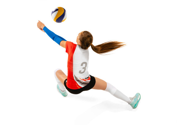 职业排球运动员在运动中穿着运动服，球孤立在白色背景上的鸟瞰图。行动、运动、健康生活方式、团队、健身理念图片下载