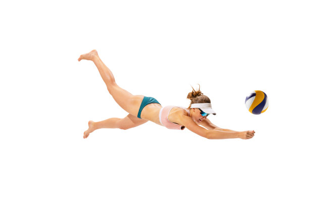 工作室拍摄了一个健身的年轻女子，排球运动员在运动泳衣打沙滩排球孤立在白色背景。运动，健康的生活方式，团队，夏天图片下载