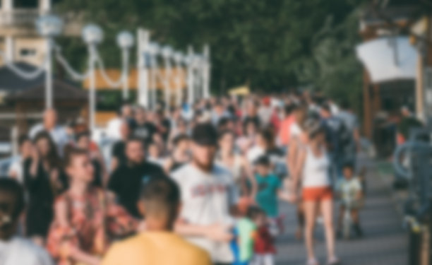 模糊的背景，散焦的现代城市场景，人群难以辨认图片下载