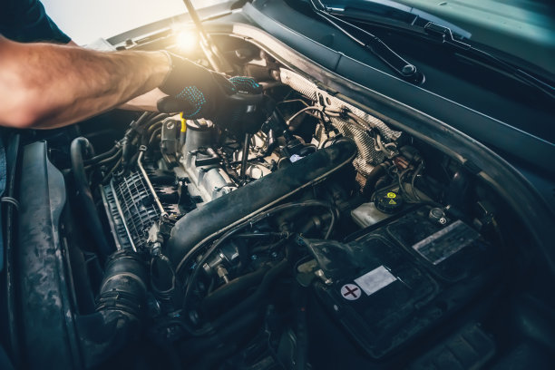 维修人员更换了现代涡轮增压发动机的火花塞。及时维修和更换车内消耗品图片下载