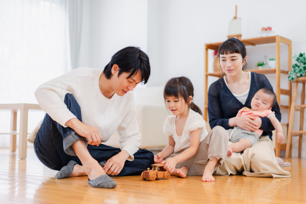 家人在家里度假图片下载